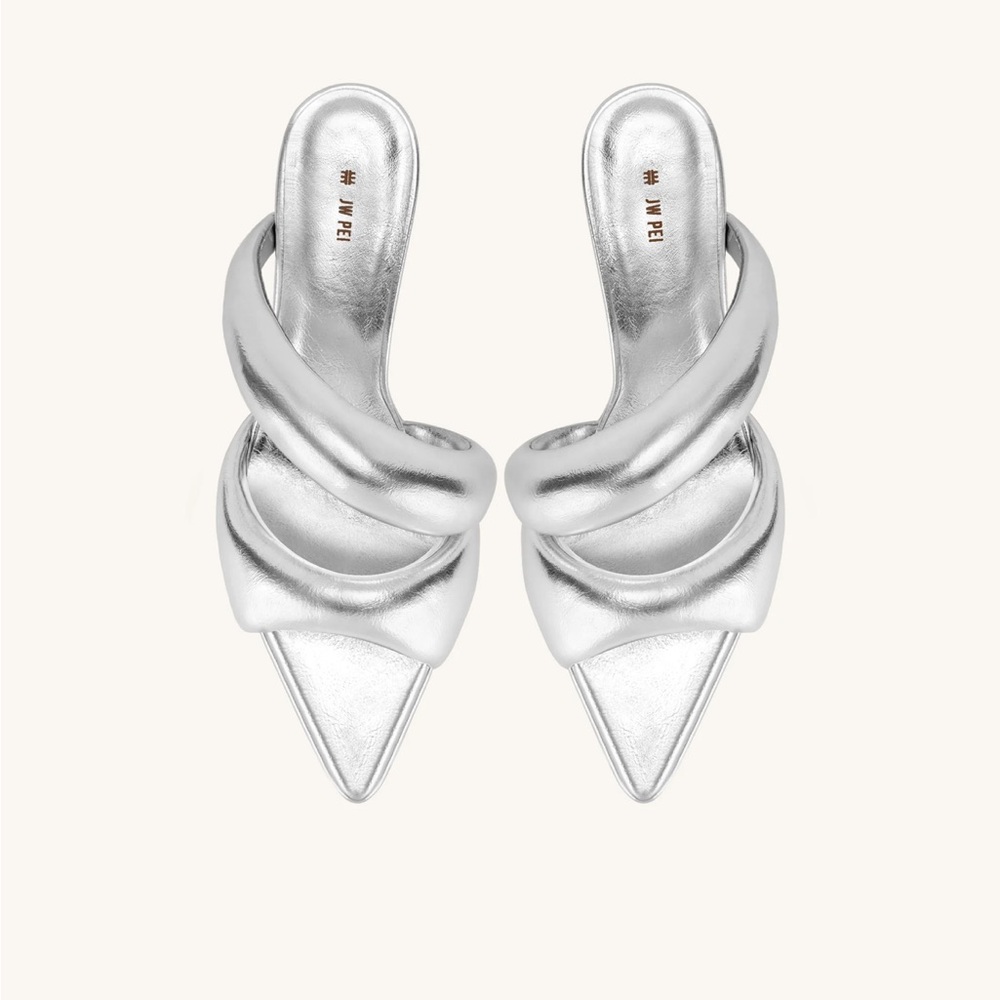 Sara Mule in metallic silver